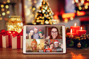 <tablet-en-un-fondo-navideño-con-familia-saludandose-y-celebrando-juntos-la-navidad-a-poesar-de-la-distancia>