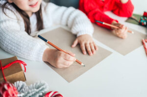 <niños-escribiendo-carta-o-empezando-un-dibujo-de-navidad>