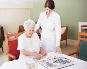 <mujer-anciana-con-doctora-joven-ejercitando-su-mente-con-puzzle-para-evitar-envejecimiento-cerebral>