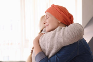 <mujer-con-cancer-abrazando-a-un-ser-querido>