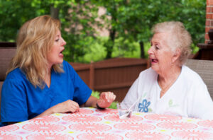 <terapeuta-del-habla-ayudando-a-una-anciana-a-mejorar-su-musculatura-de-la-boca>