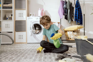 <nino-haciendo-las-tareas-del-hogar-sin-supervision-de-un-adulto>