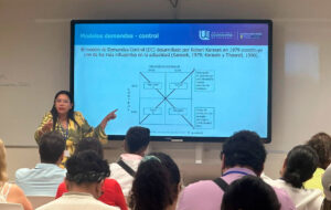 <L-K-Bohorquez-de-la-Universidad-Cooperativa-de-Colombia-durante-su-conferencia>
