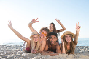 <grupo-de-universitarios-en-la-playa-disfrutando-el-verano>