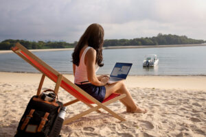 <mujer-en-la-playa-no-descansa-en-vacaciones-sigue-trabajando>