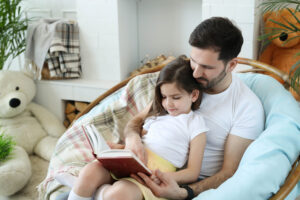 <padre-e-hija-leyendo-juntos-para-ayudarla-con-la-dislexia>