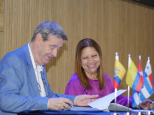 <raimon-gaja-firmando-convenio-con-laura-bogantes>