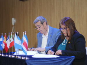 <raimon-gaja-y-sonia-roa-firmando-convenio-colaboracion-irg>