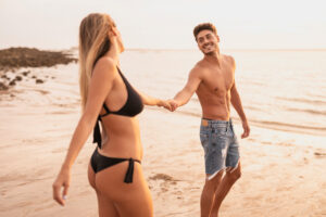 <pareja-en-la-playa-sonriendo-seduccion>