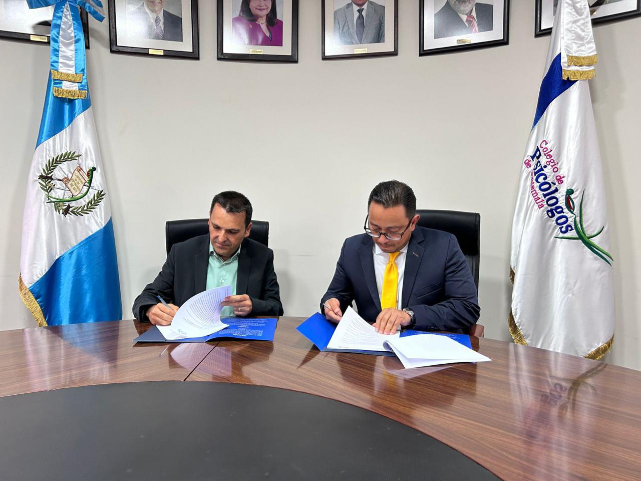 Colegio de Psicólogos de Guatemala. Fermín Carrillo y Diego A. Palacios, presidente del CPG firmando el convenio marco de colaboración.