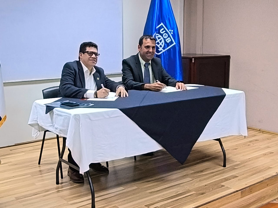 Universidad Gerardo Barrios. Salvador Alvarenga, rector de la UGB y Fermín Carrillo durante la firma del convenio.