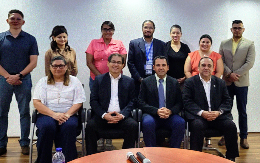 Universidad Gerardo Barrios. Foto de grupo, con el equipo directivo de la UGB.