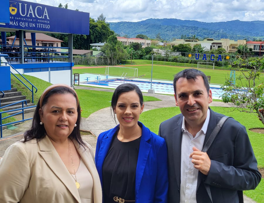 Universidad Autónoma de Centroamérica. De izquierda a derecha: Dora Celis, Directora de Psicología y Psicopedagogía de la UACA y Presidenta de Asociación Latinoamericana para la Formación y Enseñanza de la Psicología (ALFEPSI), Ivannia Serrano del Colegio de Profesionales en Psicología de Costa Rica, y Fermín Carrillo.