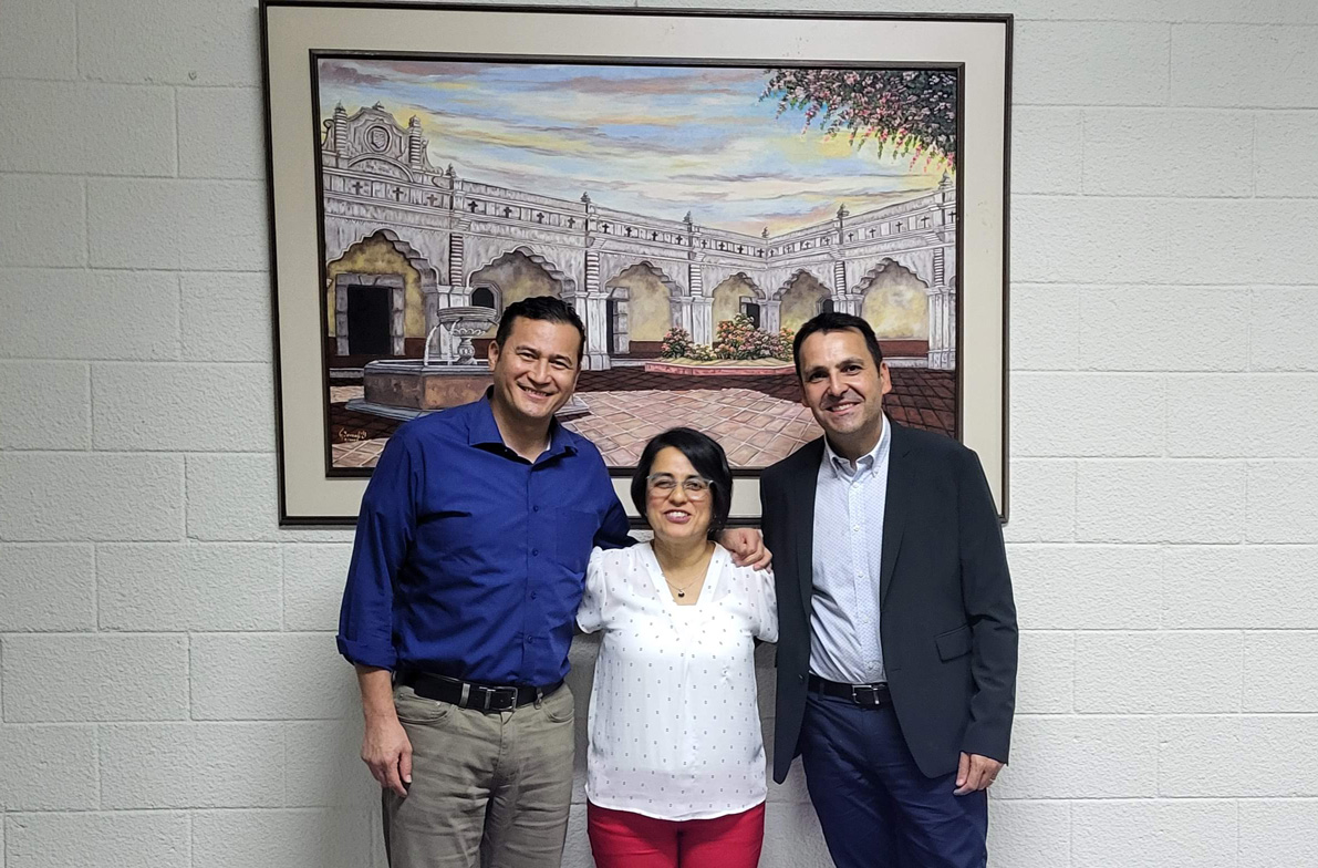 Universidad San Carlos de Guatemala. De izquierda a derecha: Mynor Lemus, Director de la Escuela de Ciencias Psicológicas; Karla Carrera, Coordinadora General Académica, y Fermín Carrillo.