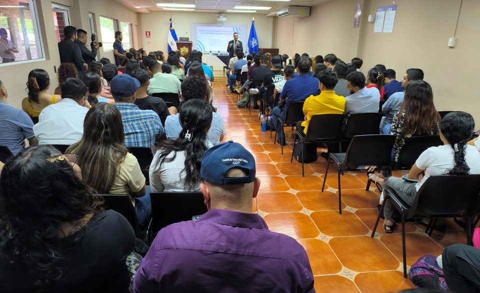 . Universidad Gerardo Barrios. Fermín Carrillo durante su conferencia sobre empleabilidad y marca personal.