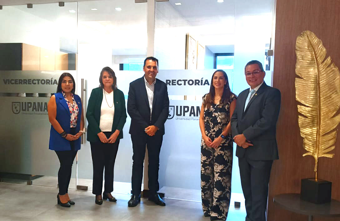 Universidad Panamericana de Guatemala (UPANA). De izquierda a derecha: Paola Gaitán, Coordinadora de Programas Virtuales de Psicología; Alba González, Vicerrectora Académica; Fermín Carrillo; Elisabeth Herrera, Decana de Humanidades, y Miguel Ángel Franco, Decano de Educación Virtual.