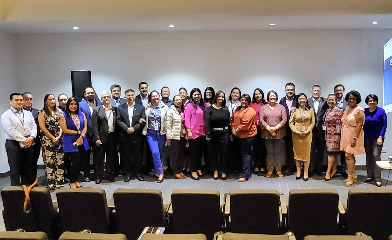 Universidad Panamericana de Guatemala. Foto de grupo tras la conferencia impartida por Fermín Carrillo.