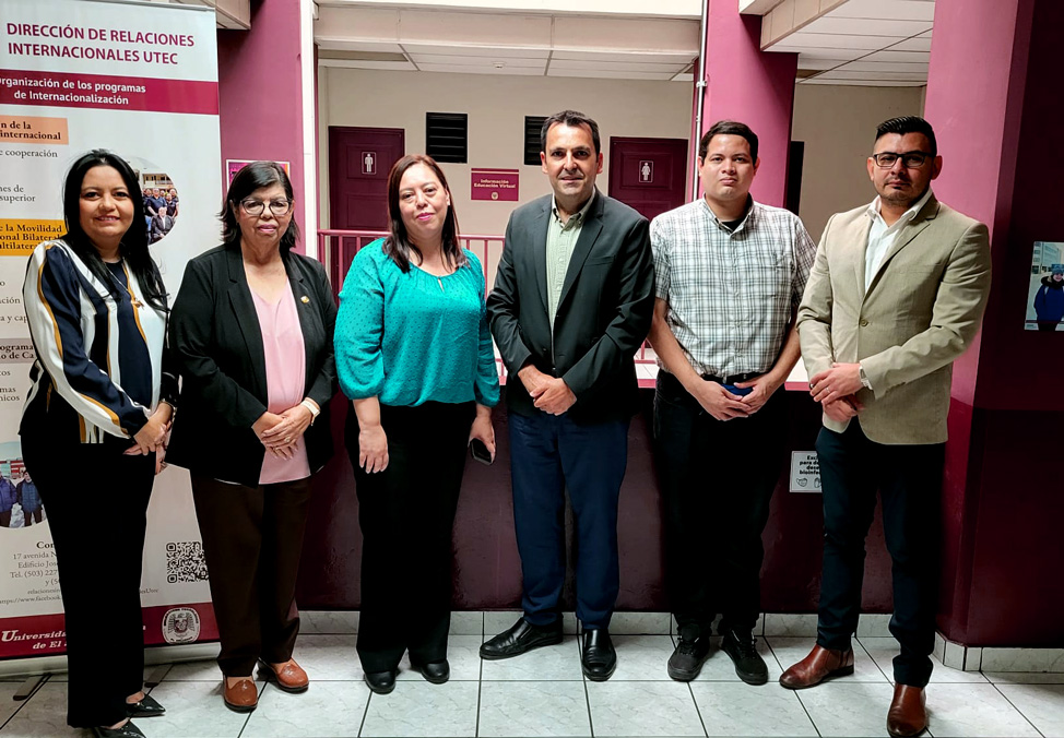 Universidad Tecnológica de El Salvador (UTEC). Equipo académico de la carrera en psicología y la directora de relaciones internacionales Blanca Orantes (segunda por la izquierda).