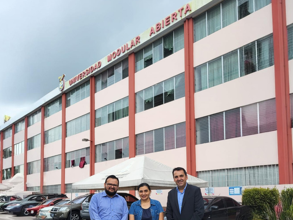 Universidad Modular Abierta (UMA). Con Mario Batres, coordinador del programa de psicología de la UMA y Elizabeth Sorto, presidenta de APSIJES.