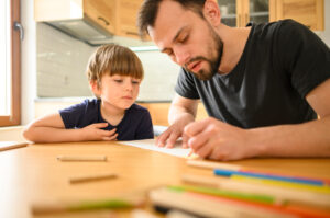 <padre-e-hijo-haciendo-tarea-juntos>