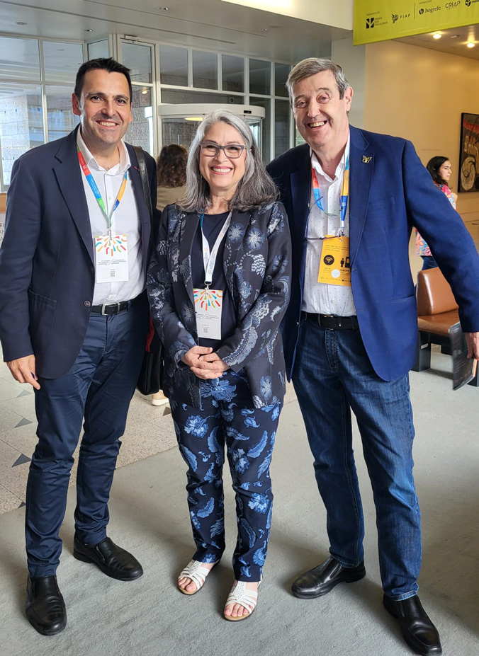 Fermín Carrillo (iRG); Cynthia de las Fuentes, Presidenta de la Asociación Americana de Psicología (APA) y Raimon Gaja (iRG).