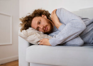 <hombre-haciendo-la-siesta-en-el-sofa>