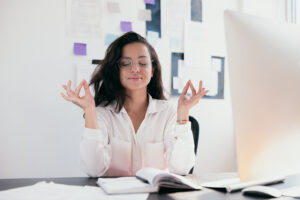 <mujer-relajada-en-el-lugar-de-trabajo>