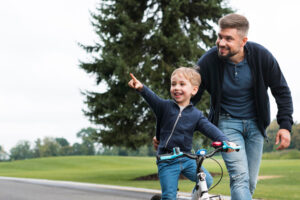 <padre-e-hijo-montando-en.bici>