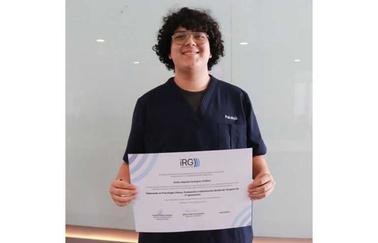 Entrega del título iRG Diplomado en Psicología Clínica: Evaluación e Intervención desde las Terapias de 3.ª Generación al alumno Emilio A. Rodríguez.