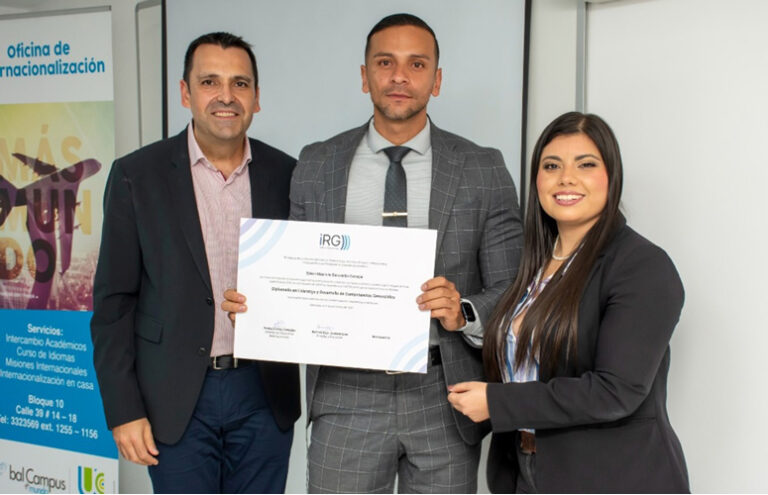 Entrega del título iRG Diplomado en Liderazgo y Competencias Gerenciales al alumno Edwin M. Baracaldo.