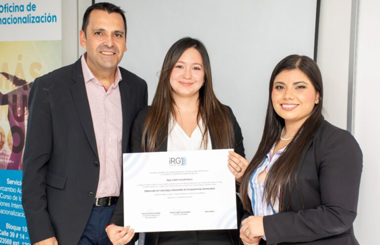 Entrega del título iRG Diplomado en Liderazgo y Competencias Gerenciales a la alumna Neily J. Caicedo.