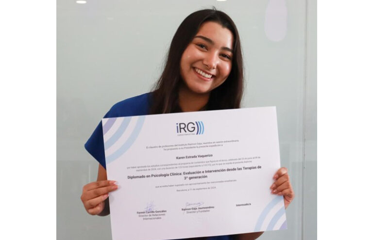 Entrega del título iRG Diplomado en Psicología Clínica: Evaluación e Intervención desde las Terapias de 3.ª Generación a la alumna Karen Estrada.