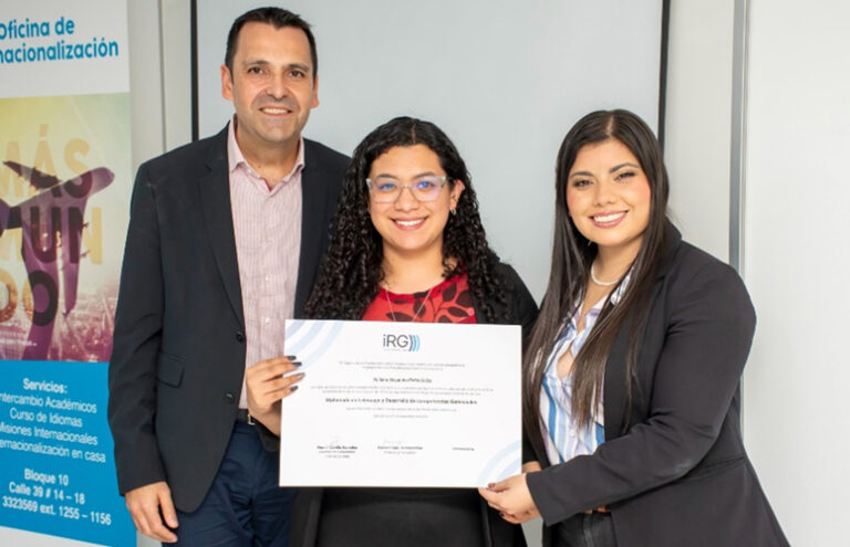 Entrega del título iRG Diplomado en Liderazgo y Competencias Gerenciales a la alumna Yuliana A. Peña.