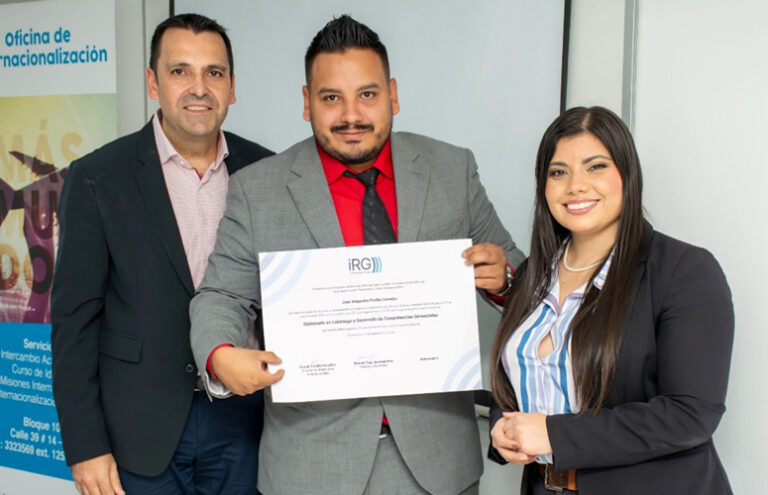 Entrega del título iRG Diplomado en Liderazgo y Competencias Gerenciales  al alumno José A. Pinilla.