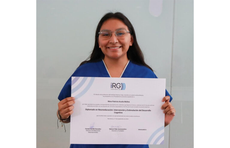 Entrega del título iRG Diplomado en Neuroeducación: Intervención y Estimulación del Desarrollo Cognitivo a la alumna Mara P. Acuña.