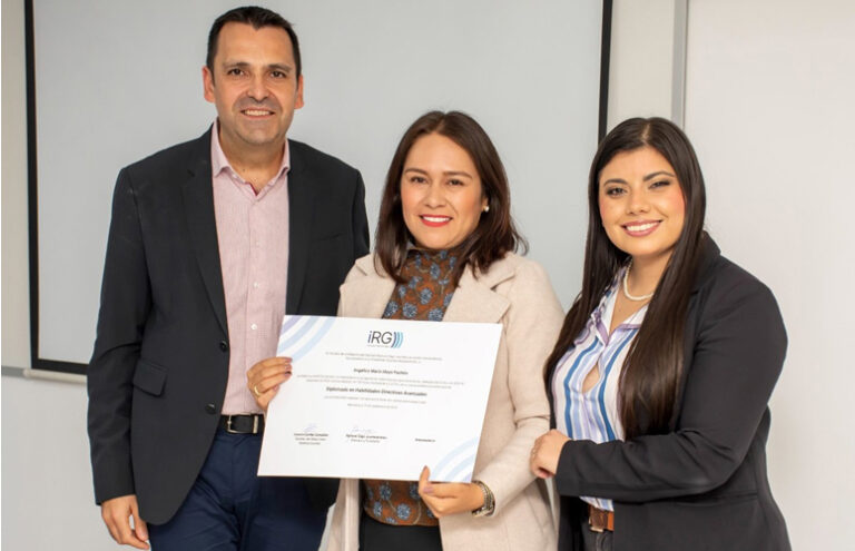 Entrega del título iRG Diplomado en Habilidades Directivas avanzadas a la alumna Angélica M. Moya.