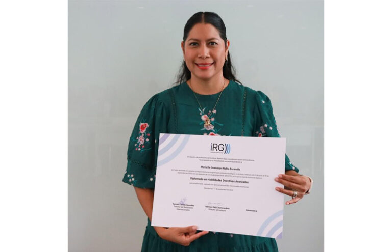 Entrega del título iRG Diplomado en Habilidades Directivas Avanzadas a la alumna María de Guadalupe Nabté.