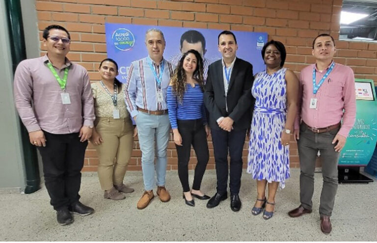 Fermín Carrillo en la Fundación Universitaria María Cano, con Luis Escobar, Vicerrector de Extensión, Amilbia Palacios, Vicerrectora Académica y el equipo de Psicología y Fonoaudiología e Internacional.