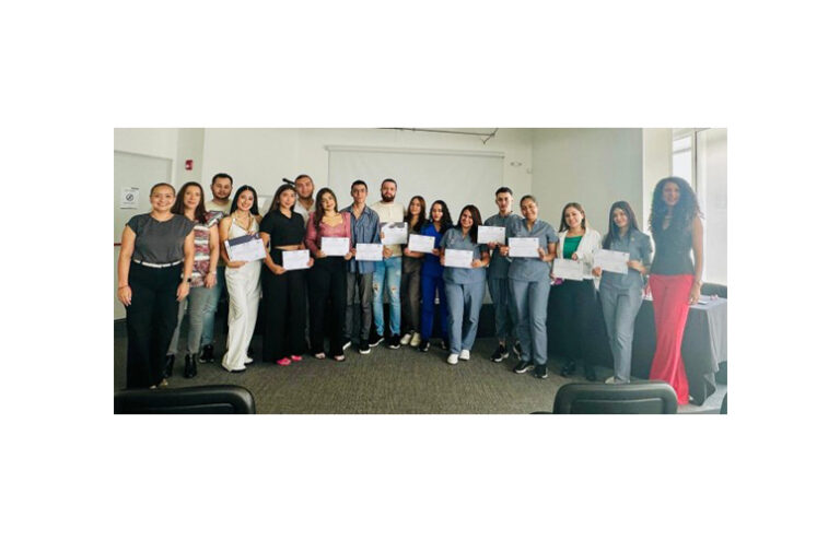 Corporación Universitaria Alexander Von Humbolt. Foto de grupo con los alumnos y alumnas que culminaron los diplomados realizados durante el Campus de verano 2024 de iRG.