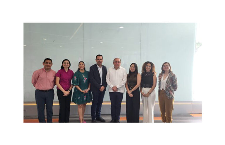 Foto de grupo tras la reunión con el Equipo Directivo de la Universidad Anáhuac Mayab.