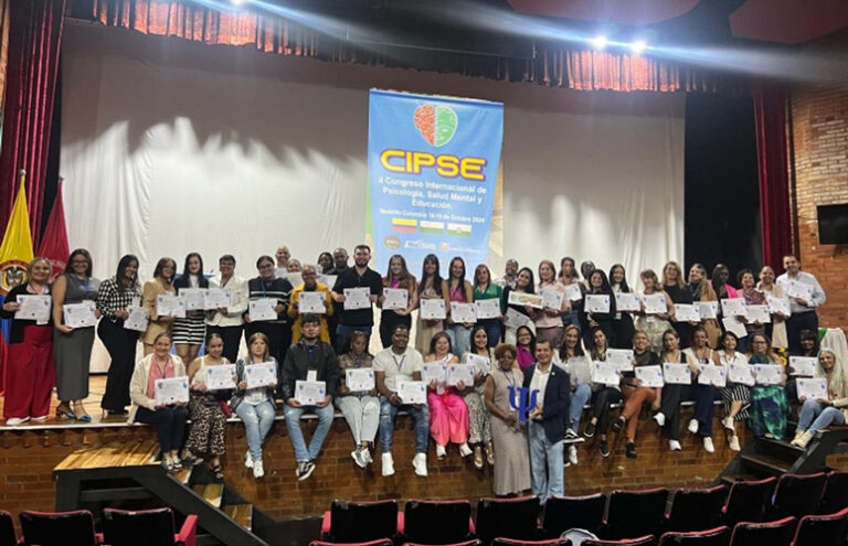 Fermín Carrillo (fila superior, derecha), en el II Congreso Internacional de Psicología, Salud Mental y Educación CIPSE, donde iRG fue entidad colaboradora.