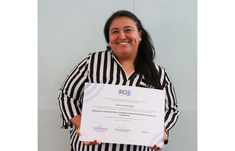 Entrega del título iRG Diplomado en Psicología Clínica: Evaluación e Intervención desde las Terapias de 3.ª Generación a la alumna Pamela Y. Pech.