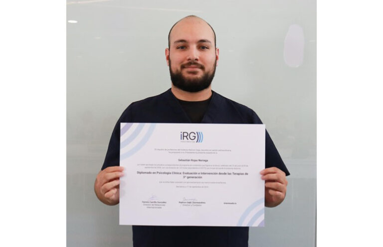 Entrega del título iRG Diplomado en Psicología Clínica: Evaluación e Intervención desde las Terapias de 3.ª Generación al alumno Sebastián Rojas.