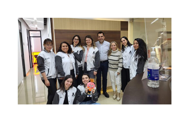 Fermín Carrillo junto a Julieta Vélez, directora de la Escuela de Psicología de Universidad Anáhuac Puebla y el equipo de la clínica de la Facultad de Psicología.