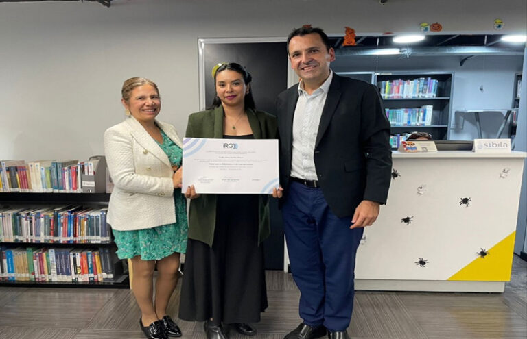 Esperanza Gaona y Fermín Carrillo junto a Cindy Sánchez (centro foto) con el título Diplomado en Habilidades Directivas Avanzadas del Campus de Verano iRG.