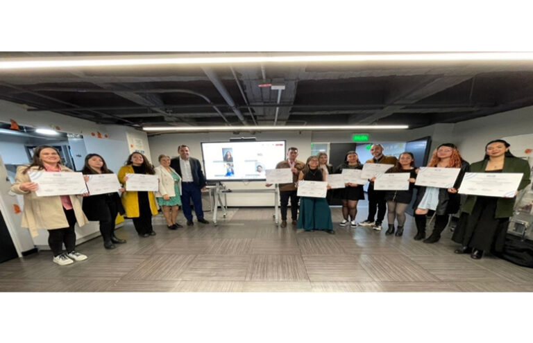 Fermín Carrillo, Esperanza Gaona, Cindy Sánchez, Jennifer González, Docente Supervisor del CESPI, en una foto de grupo tras la entrega del Diploma a los alumnos y alumnas de la Ibero que acudieron al Campus de Verano 2024 de iRG que se celebró en Barcelona.