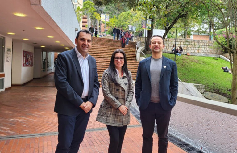 Fermín Carrillo con Diana Sánchez, Coordinadora del Centro de Atención Psicológica y William Jiménez, Director del Departamento de Psicología de la Universidad de los Andes.