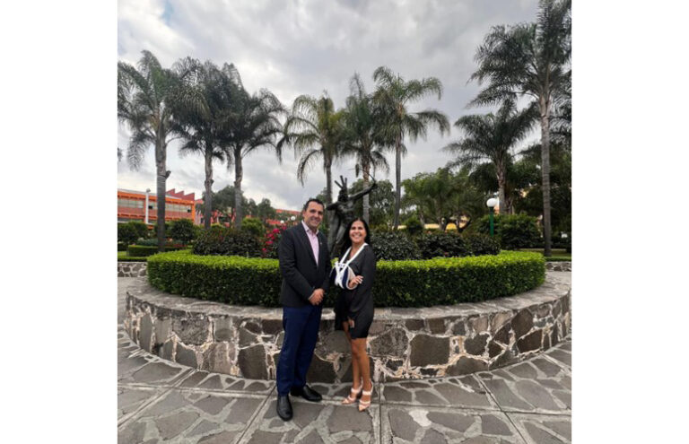 Fermín Carrillo y Adriana Palma en el exterior de la UCI.