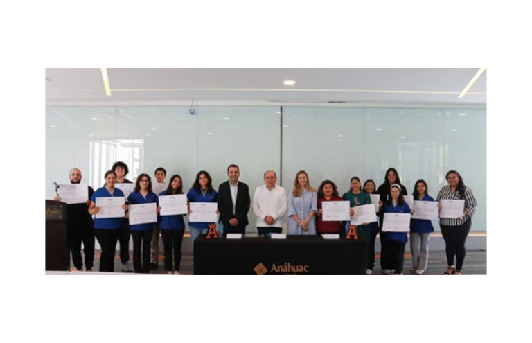 Alumnos de la Universidad Anáhuac
Mayab posando con su título iRG junto a Alejandro González (en el centro),
director del Programa de Psicología, Regina Otero (a su izda.), responsable de
Relaciones Internacionales, y Fermín Carrillo (a su dcha.)del Campus del Verano de iRG a los alumnos de la Universidad Anáhuac
Mayab.