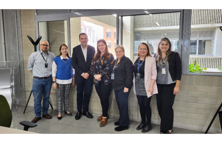 Fermín Carrillo con el equipo de la Universidad Cooperativa de Colombia (UCC), con Alba Luz Muñoz, Vicerrectora Académica (2.ª desde la izda.) y Nora Gil, Decana Nacional de Psicología (5.ª desde la izda.)